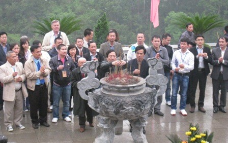 Vietnamese expats visit Pac Bo Historical Site, Cao Bang province 	 - ảnh 1